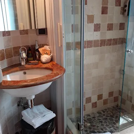 Porta Rossa בית הארחה מנרולה